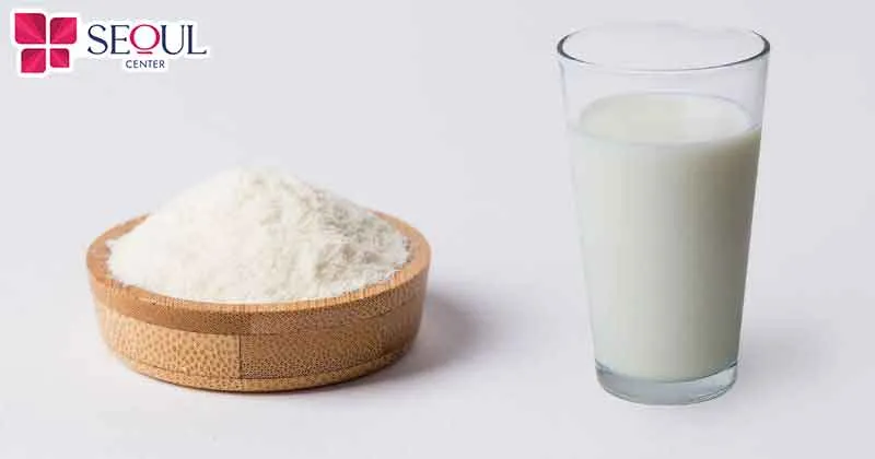 Trộn đều bột mì và sữa tươi không đường với tỉ lệ vừa đủ để thực hiện triệt lông