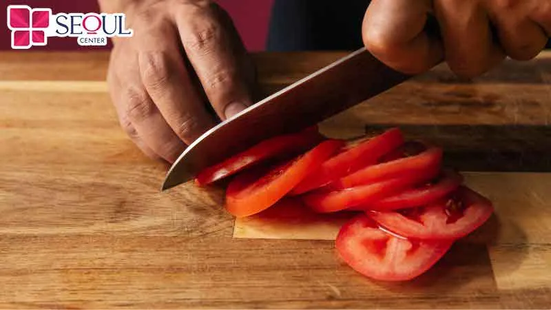 Thái cà chua đắp lên da vùng nách sẽ hỗ trợ ức chế lông mọc, hỗ trợ làm sáng mịn da