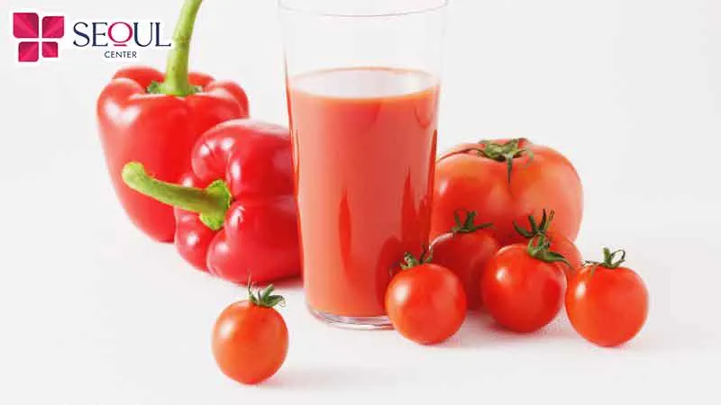 Sử dụng cà chua thoa lên vùng nách có thể làm mềm, yếu chân lông