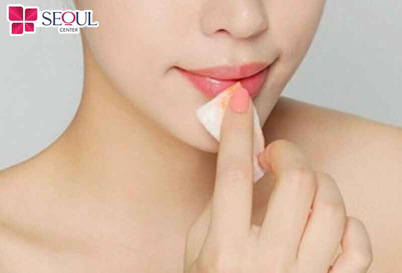 Vệ sinh môi sau phun là bước quan trọng để môi lên màu đẹp