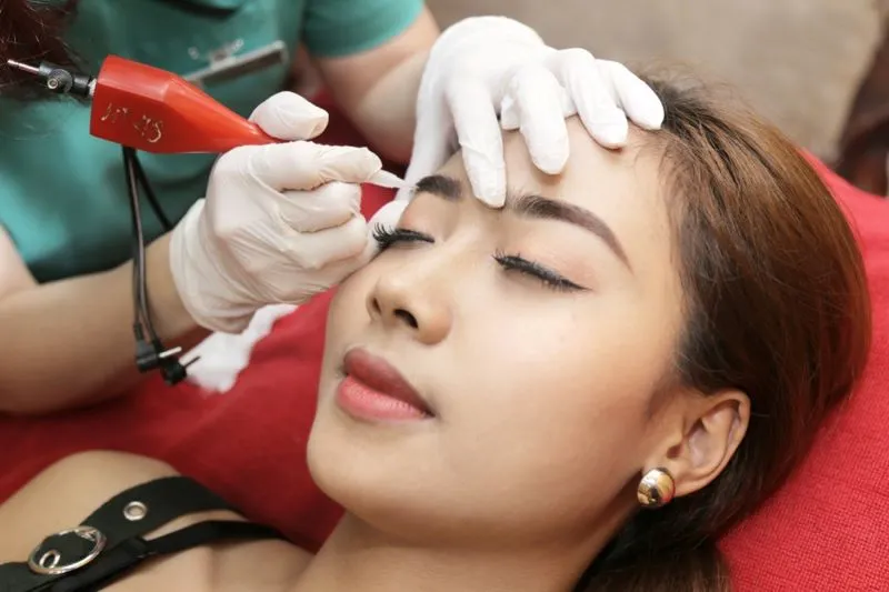 Đầu tư mạnh mẽ công nghệ phun xăm và cam kết màu lên tự nhiên, không gặp tác dụng phụ