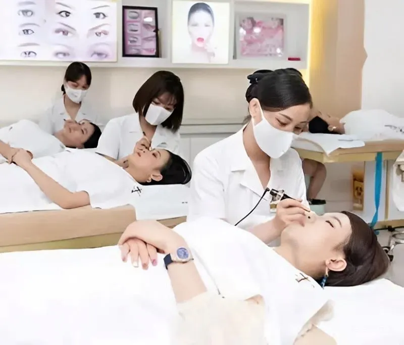 Thẩm mỹ viện Xuân Hương luôn có các dòng kỹ thuật cao cấp và giúp sửa lỗi các dáng mày, dáng môi cũ