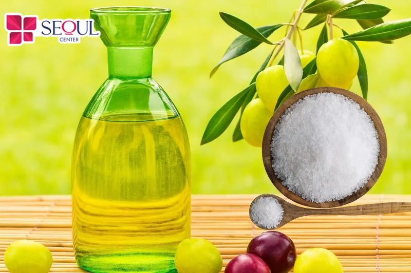 Thoa hỗn hợp dầu oliu cùng muối biển và massage nhẹ nhàng trên da khoảng 10 phút để giúp dưỡng chất thấm sâu vào nang lông