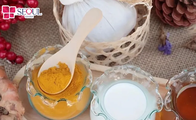 Kết hợp các nguyên liệu như bột nghệ, sữa tươi, mật ong để tạo hỗn hợp làm rụng lông vùng kín 