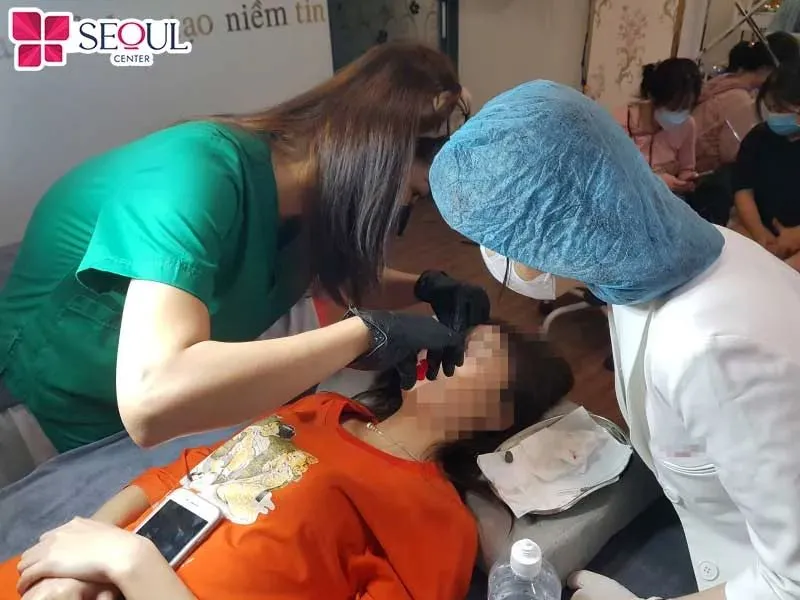 Chuyên viên tay nghề kém, thiếu kinh nghiệm sẽ dễ gây ra nhiều rủi ro sau phun xăm