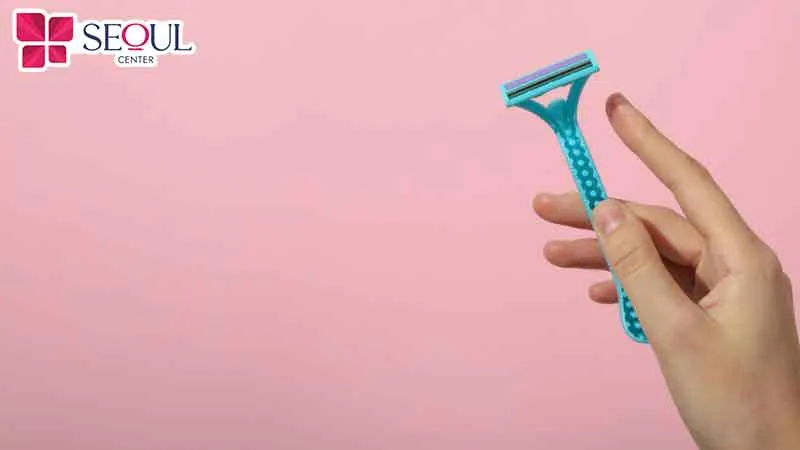 Sử dụng dụng cụ không vệ sinh khi triệt lông thì có thể gây viêm nhiễm, nổi mụn