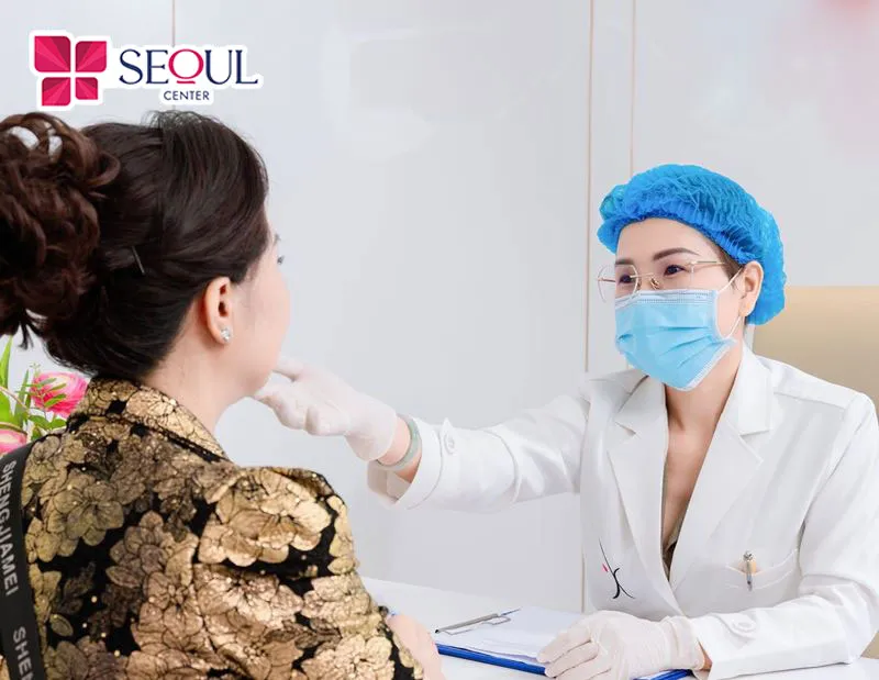Sau khi phẫu thuật căng da, bạn nên tuân thủ lịch tái khám để giúp bác sĩ kiểm tra tình trạng da hồi phục
