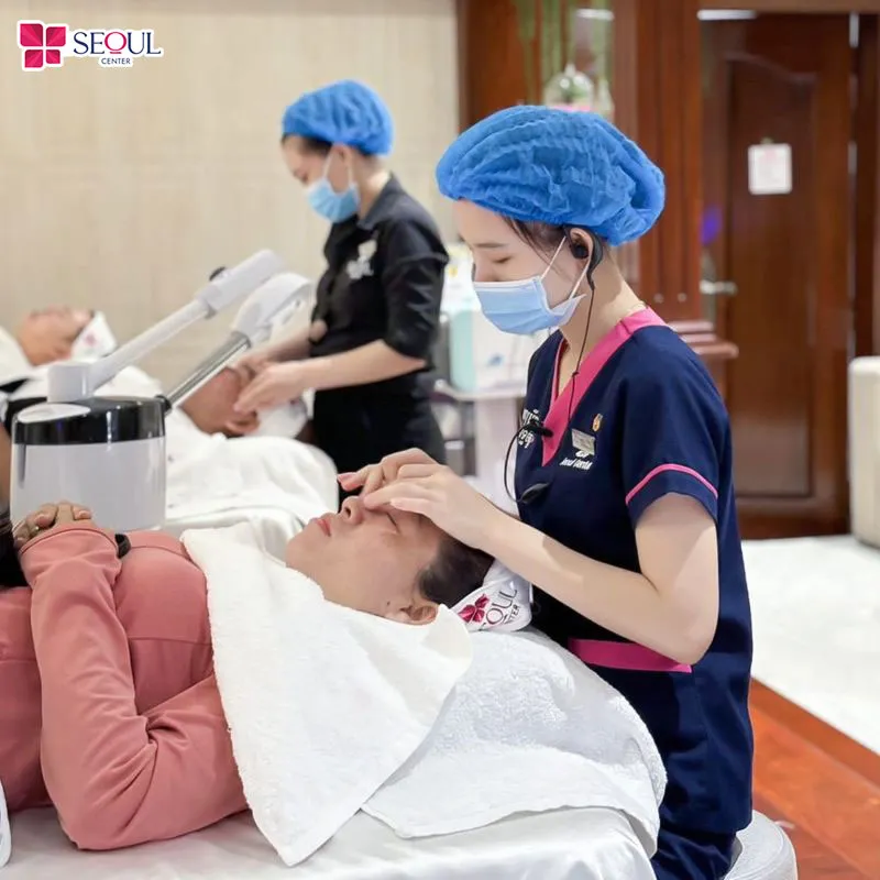 Kỹ thuật viên tại Seoul Center luôn thực hiện liệu trình nhẹ nhàng, giúp khách hàng luôn thư giãn