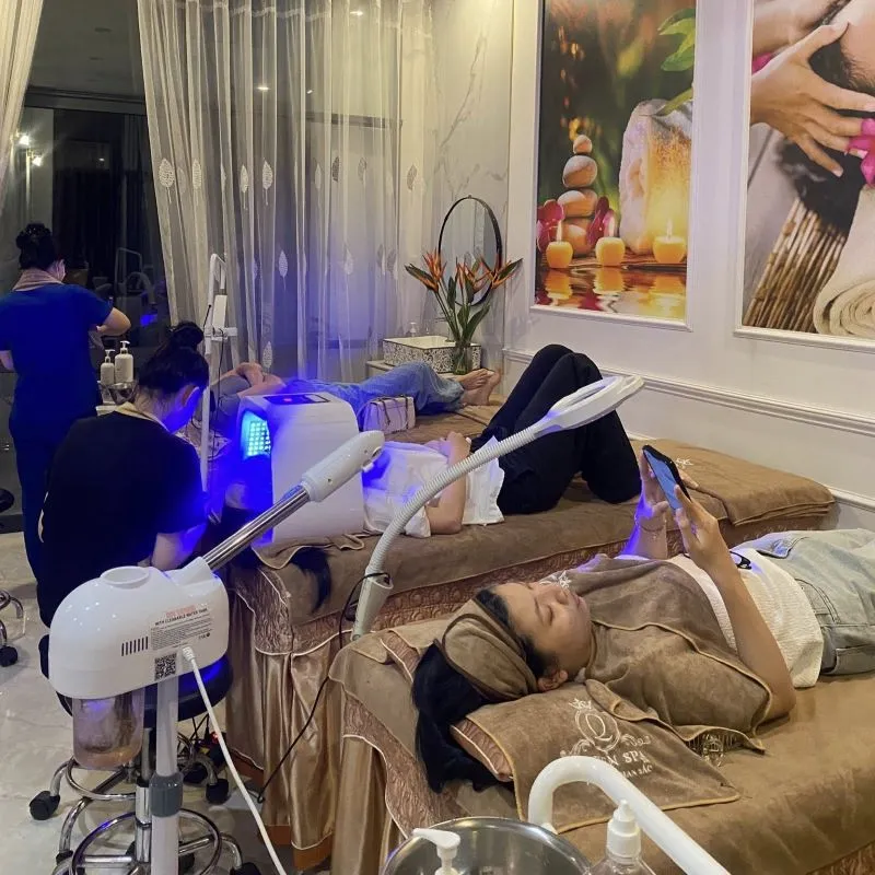 Đội ngũ kỹ thuật viên tại Queen Spa luôn nhẹ nhàng khéo léo giúp khách hàng có thể cảm nhận được sự chăm sóc chu đáo