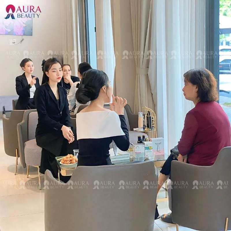 Nhân viên tại thẩm mỹ viện Quốc tế Aura sẽ tư vấn nhiệt tình, đảm bảo khách hàng lựa chọn được liệu trình phù hợp nhất