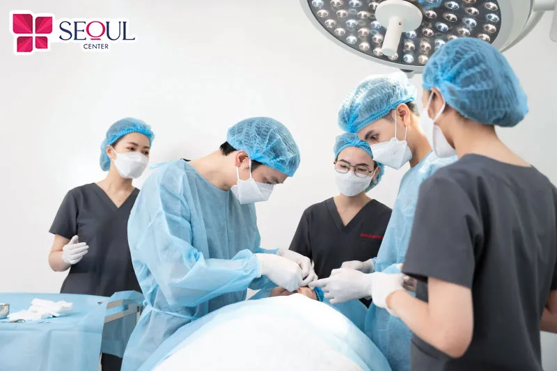 Bác sĩ tiến hành căng da mí dưới cho khách hàng, mỗi bước đều được thực hiện tỉ mỉ, chuẩn xác