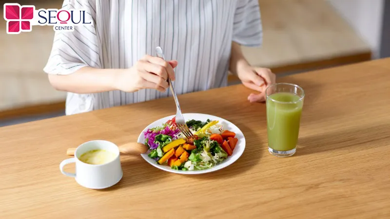 Bổ sung nhiều rau xanh, trái cây để hỗ trợ trắng da và môi hồng hào hiệu quả