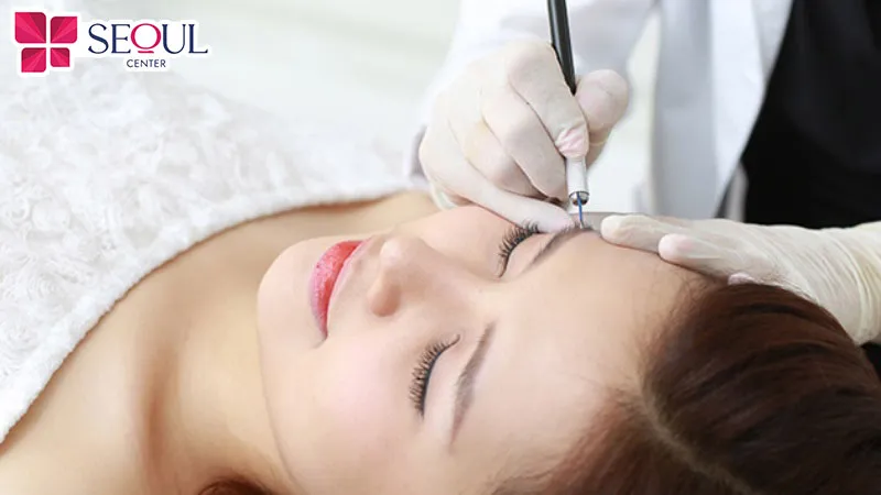 Quy trình điêu khắc chân mày 6D được tiến hành tỉ mỉ và đảm bảo an toàn cho từng khách hàng
