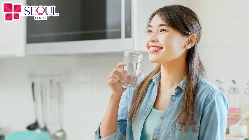 Sau khi thực hiện, nên uống đủ nước mỗi ngày để quá trình hồi phục diễn ra hiệu quả hơn