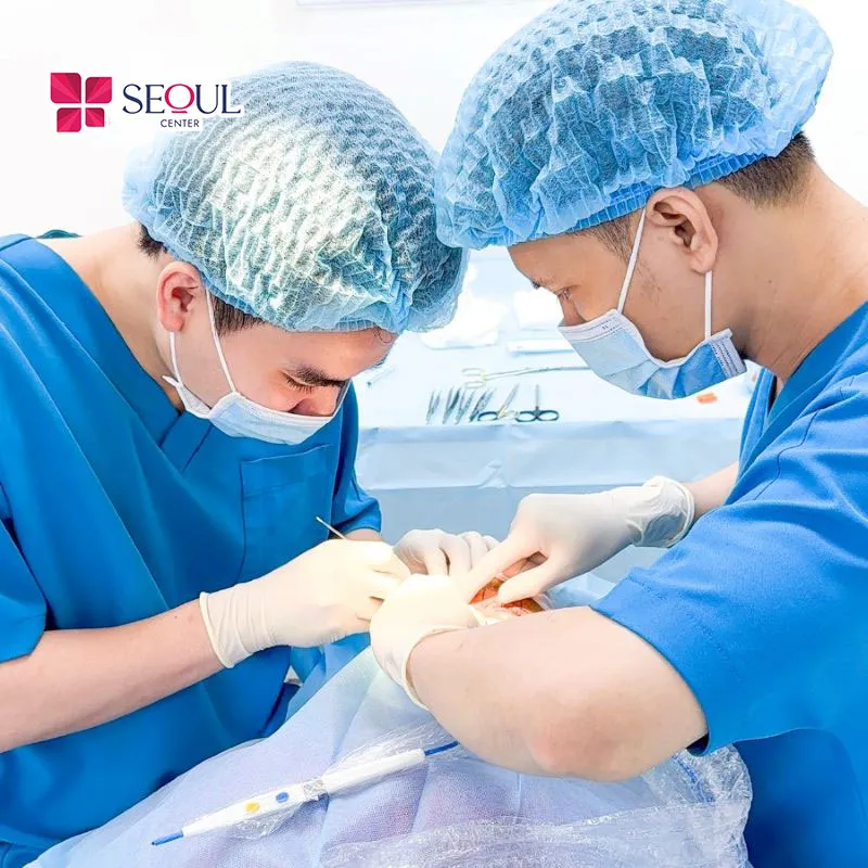 Bác sĩ sẽ tiến hành khâu vết mổ bằng chỉ chuyên dụng siêu mảnh sau khi thực hiện mở rộng góc mắt phía ngoài