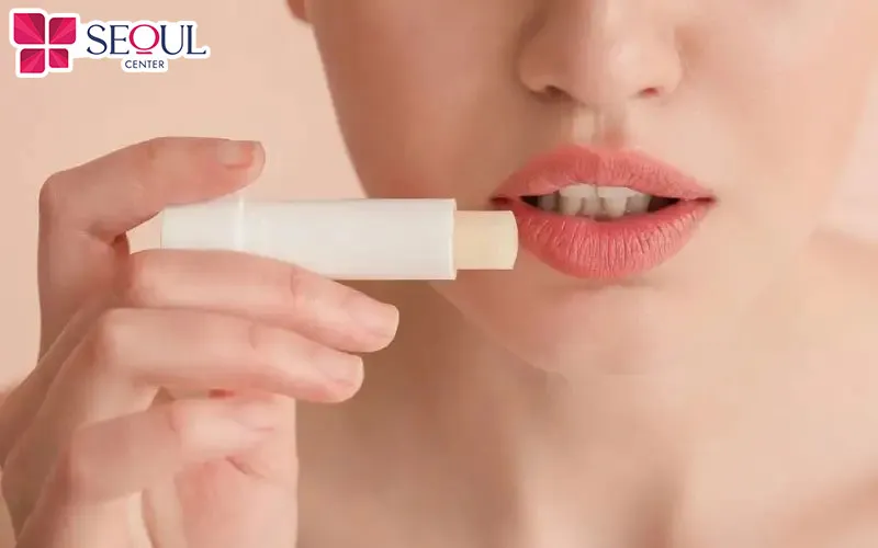 Sử dụng son dưỡng chuyên dụng để hỗ trợ quá trình lên màu chuẩn sau phun