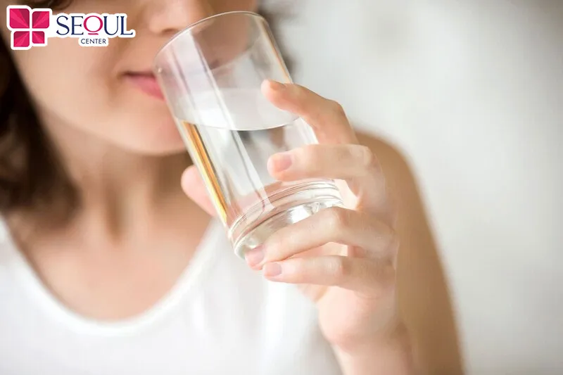 Bổ sung đủ nước mỗi ngày giúp cung cấp độ ẩm cho môi và cơ thể