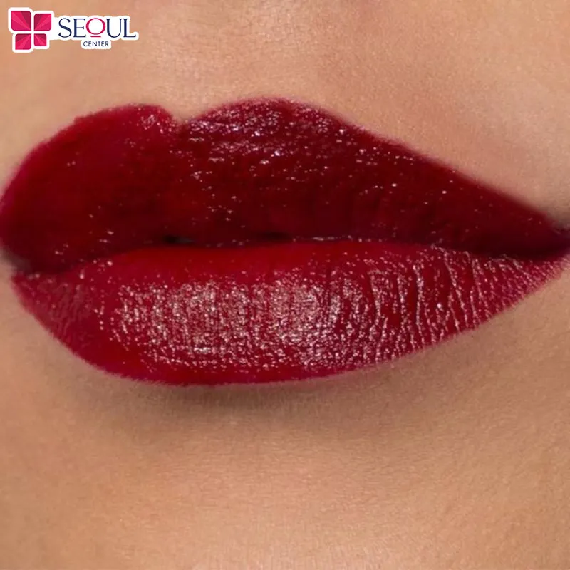 Xăm môi khiến môi lên màu khá đậm nhưng lại duy trì màu lâu dài