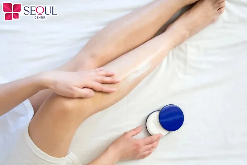Sau khi tắm trắng tại nhà, mẹ bỉm nên thoa kem dưỡng ẩm, bảo vệ da cẩn thận bằng kem chống nắng và che chắn da khỏi tác động tia UV