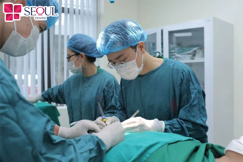 Sau khi hoàn tất ca chỉnh sửa lật mí, bác sĩ sẽ khâu kín vết mổ bằng chỉ thẩm mỹ siêu mảnh chuyên dụng 