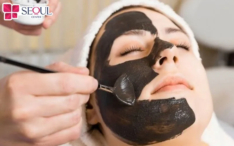 Với những đặc tính hiện hữu, than hoạt tính mang lại cho da rất nhiều công dụng, đặc biệt là khả năng làm sáng da