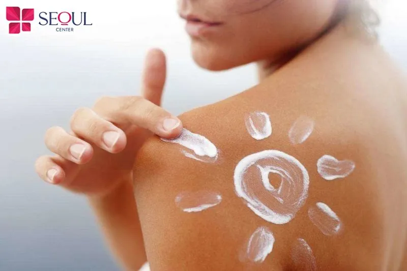 Bảo vệ da bằng cách bôi kem chống nắng và che chắn cẩn thận khi ra ngoài là giải pháp giúp da cải thiện