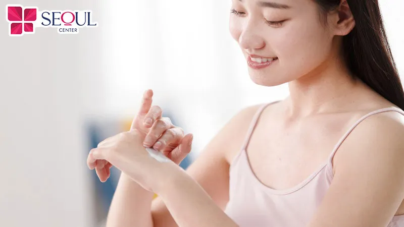 Sử dụng kem chống nắng để bảo vệ da tránh những tác hại bởi tia UV