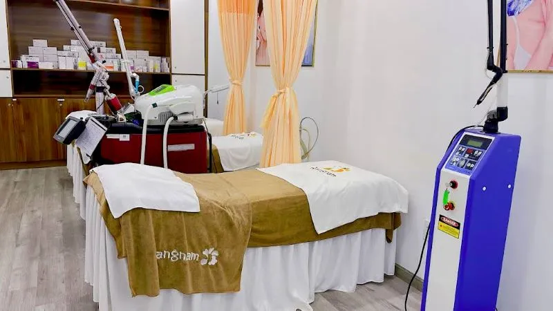 Thẩm mỹ viện luôn đầu tư các công nghệ hiện đại cùng phòng điều trị riêng biệt, mang lại cảm giác thư giãn cho khách hàng