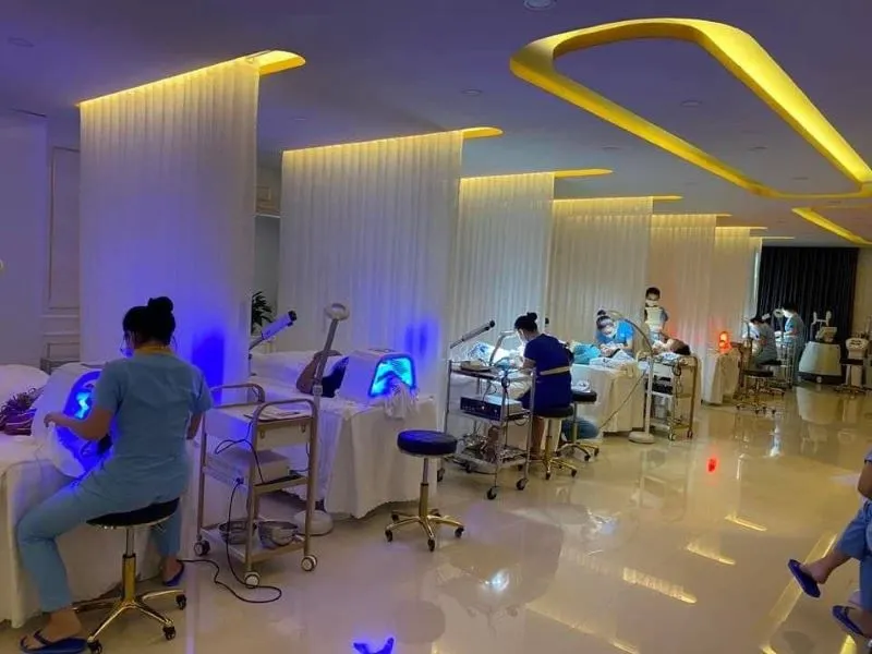 Mỗi liệu trình điều trị đều được bác sĩ, chuyên viên giám sát rõ ràng, nhằm đảm bảo an toàn cho từng khách hàng