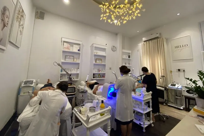 Mỗi khâu thực hiện bởi kỹ thuật viên đều được bác sĩ chuyên khoa da liễu giám sát thực hiện, đảm bảo an toàn cho khách hàng