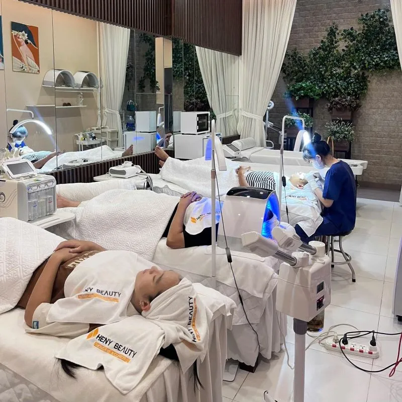Kỹ thuật viện tai Heny Beauty luôn thực hiện tỉ mỉ, kết hợp với công nghệ hiện đại nhằm mang lại hiệu quả tốt đẹp