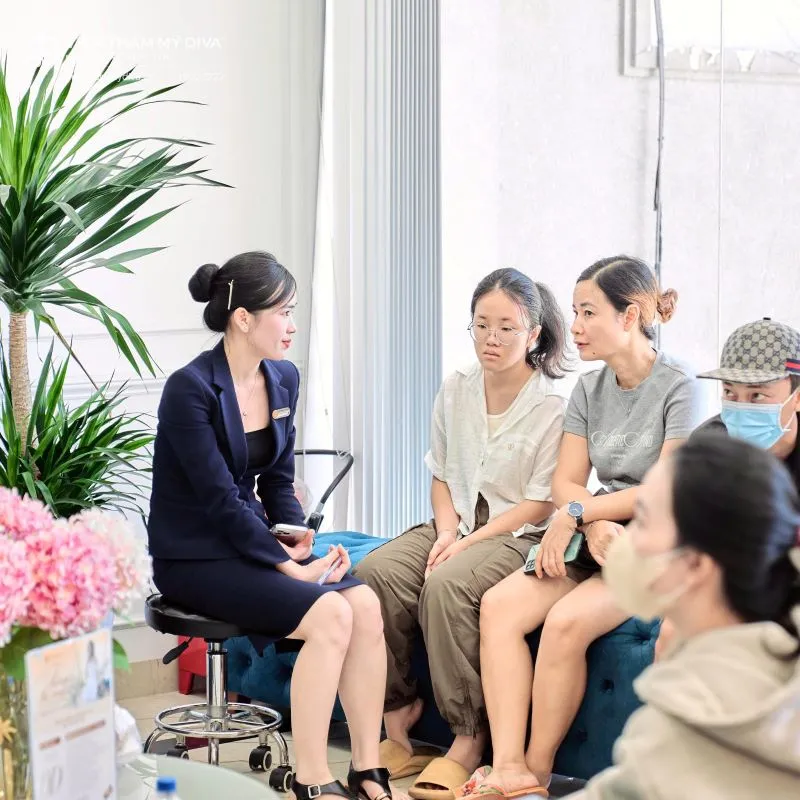 Nhân viên tư vấn sẽ luôn phục vụ tận tâm, giúp khách hàng thoải mái và hiểu rõ được nhu cầu của bản thân