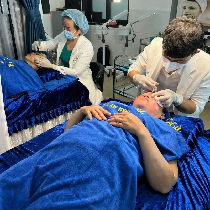 Thẩm mỹ viện Bác sĩ Kim Hà thường bao gồm một số dịch vụ đa dạng như phun xăm thẩm mỹ, điều trị làn da chuyên sâu hoặc căng chỉ