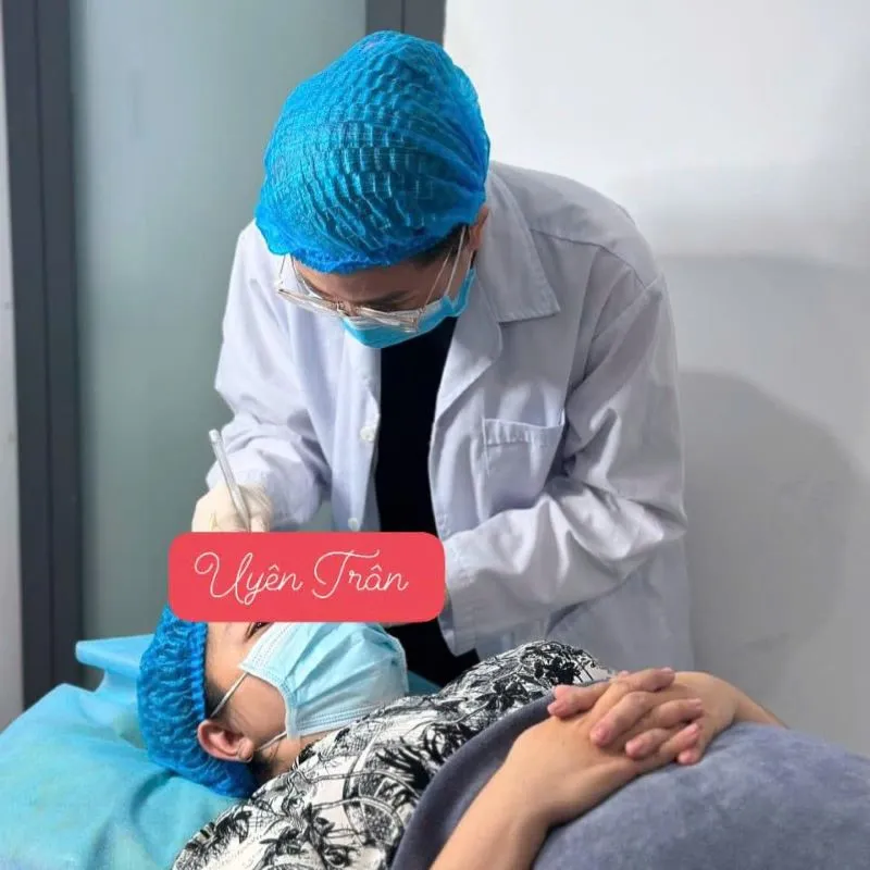 Thẩm mỹ viện Long Khánh Uyên Trân sở hữu đội ngũ bác sĩ trực tiếp thăm khám, điều trị giúp khách hàng yên tâm trong suốt quá trình thực hiện