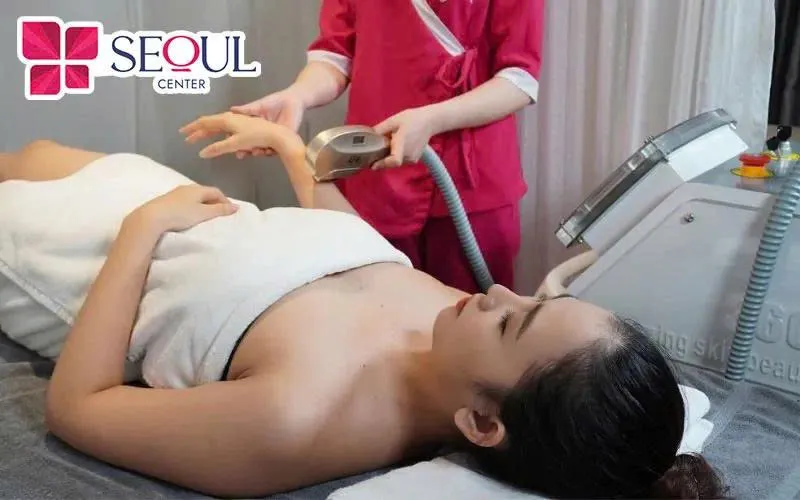 Kỹ thuật viên tại Seoul Center sẽ thực hiện nhẹ nhàng, giúp khách hàng thoải mái trong suốt quá trình triệt lông
