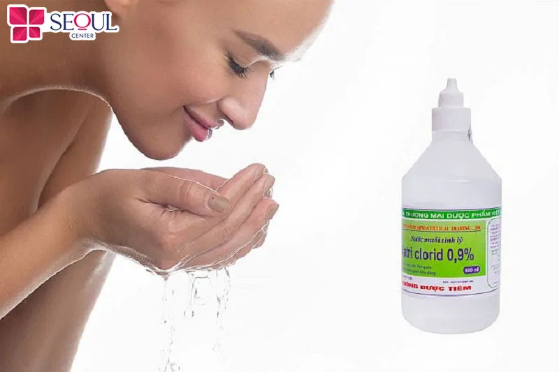 Nước muối sinh lý sẽ giúp da mặt sạch sẽ, lại an toàn, không ảnh hưởng đến môi nếu sử dụng đúng cách