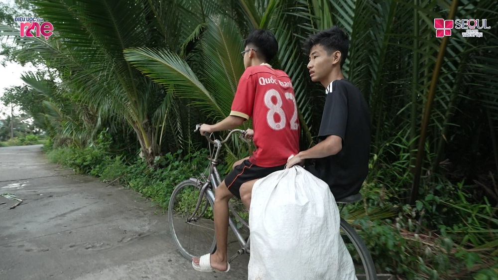 Hai chàng trai Định và Nghĩa nghỉ học, nhặt ve chai để kiếm từng đồng nuôi bà