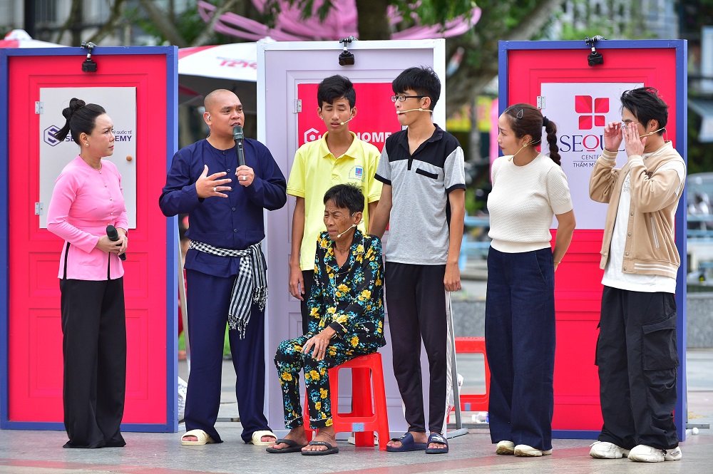 Nhà sản xuất, MC, các khách mời đều không thể che giấu được cảm xúc khi lắng nghe hoàn cảnh của gia đình bà Thúy