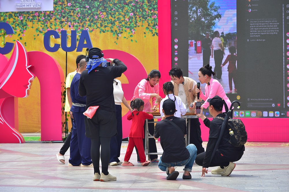 Diễn viên Huỳnh Lập cùng gia đình chị Liên chơi hết mình các vòng chơi để giành giải thưởng lớn