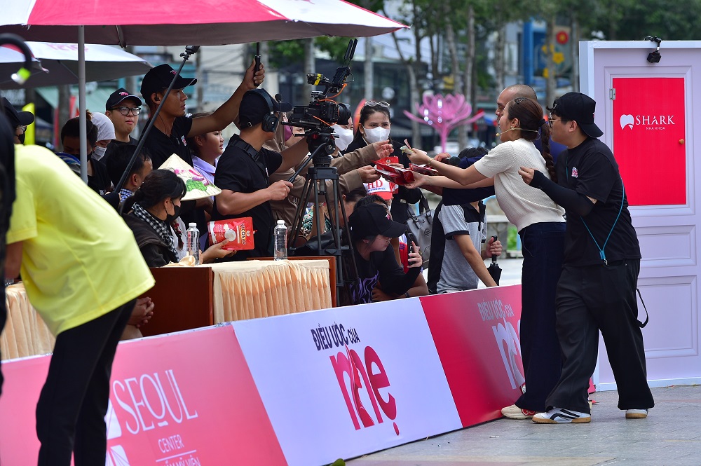 Nghệ sĩ Ốc Thanh Vân nỗ lực bán hàng hết mình để có được số tiền thưởng giá trị cho gia đình khó khăn