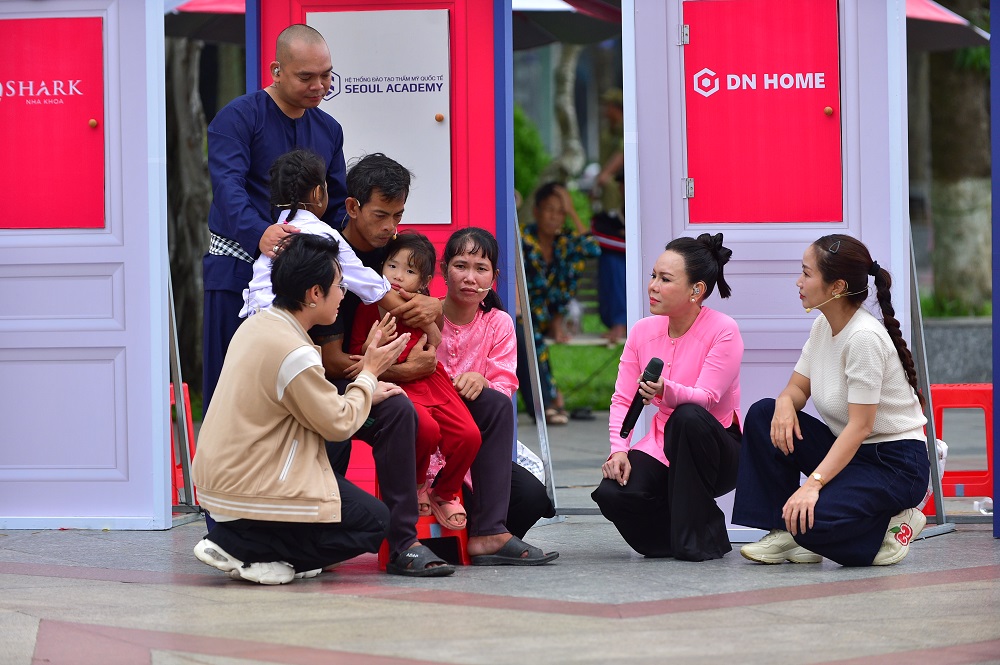 Diễn viên Huỳnh Lập khóc nức nẻ và chia sẻ về hoàn cảnh của gia đình chị Kim Liên và anh Hận