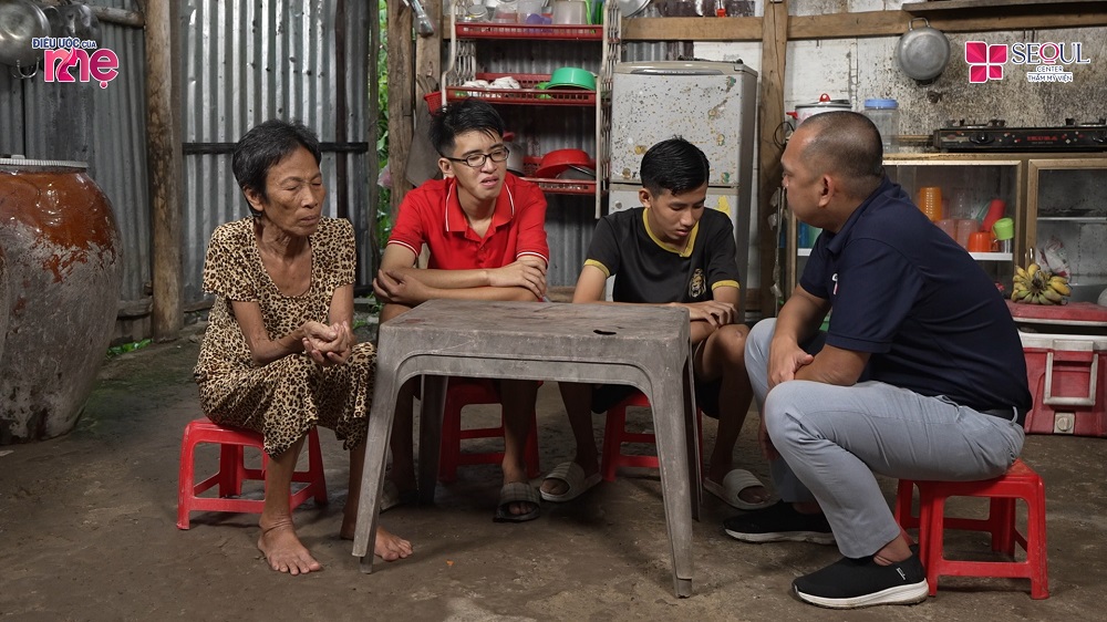 Bà Thị Thúy có 6 người con nhưng không đứa con nào phụng dưỡng bà, rất may là hai đứa cháu nội, ngoại của bà đã bên cạnh và nhặt ve chai nuôi bà