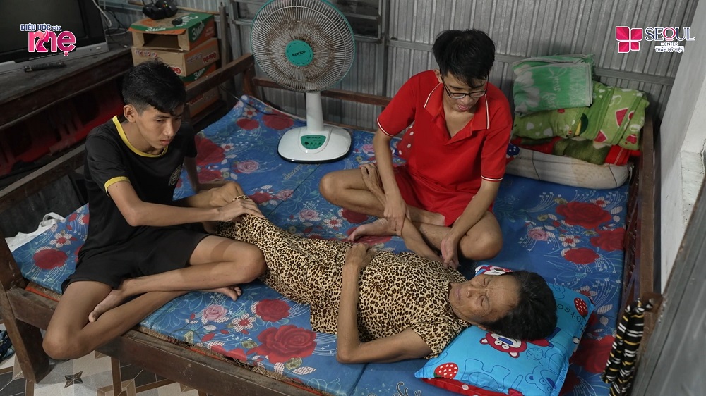 Hai đứa cháu thương bà vô bờ bến, luôn hiểu chuyện và giúp đỡ bà lo cơm áo gạo tiền