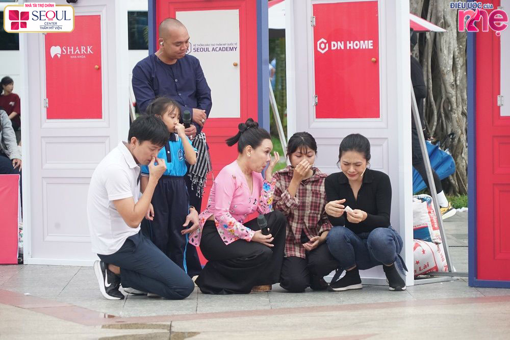 Hai khách mời nghẹn ngào và xúc động khi lắng nghe hoàn cảnh hai bé Ý Nhi và Trà Mi