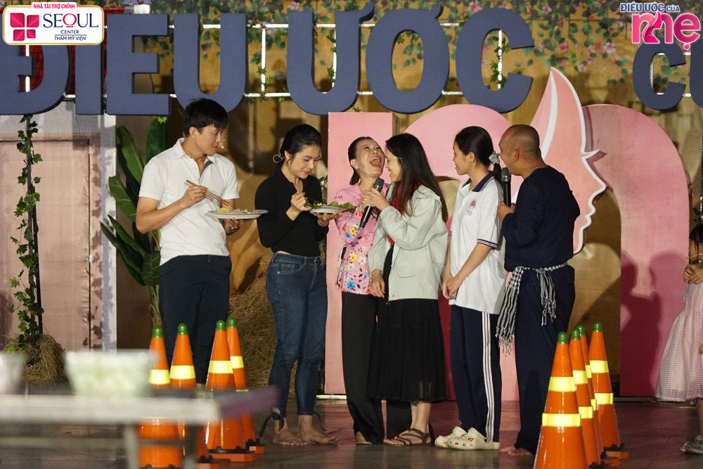 Cả hai đội chơi đang tham gia vào vòng chơi cánh cửa tương lai, giật giải về cho chương trình