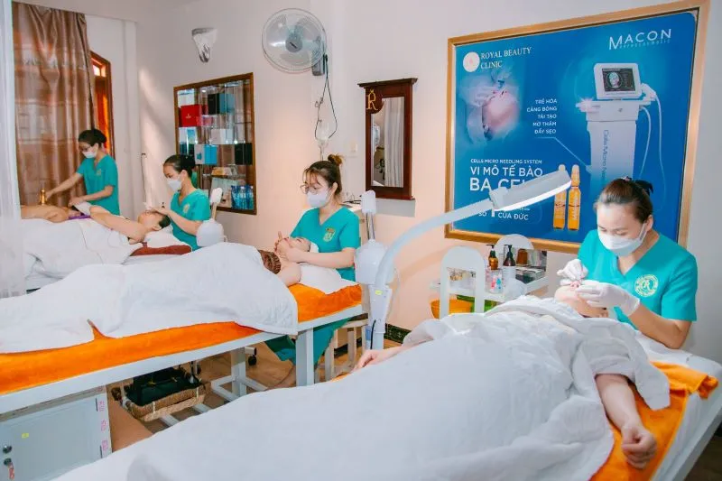 Kỹ thuật viên chăm sóc da tại Royal Beauty Clinic luôn thực hiện nhẹ nhàng, đảm bảo khách hàng luôn cảm thấy thoải mái 