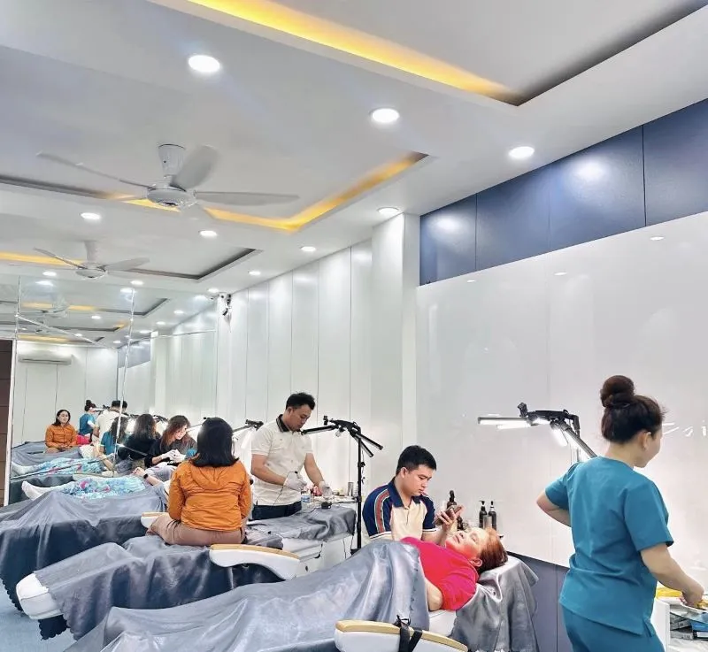 Khách hàng đều được kỹ thuật viên thực hiện tỉ mỉ, chăm sóc nahwfm đảm bảo hiệu quả mang lại tốt đẹp như mong đợi 