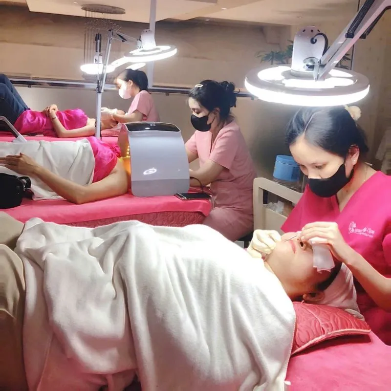 Mỗi khách hàng đều sẽ được chăm sóc chu đáo, nhằm mang lại cảm giác thoải mái trong suốt quá trình thực hiện