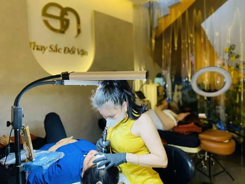 Mỗi khách hàng đều sẽ được kỹ thuật viên tỉ mỉ đi kim xăm nhẹ nhàng, giúp kết quả trông lên đều màu, đẹp trong thời gian dài