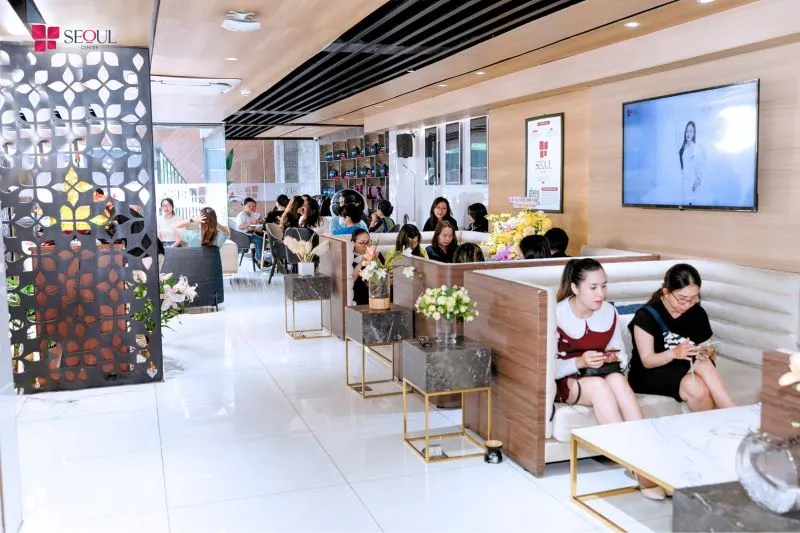 Không gian tại Seoul Center được thiết kế sang trọng, cùng đội ngũ kỹ thuật viên luôn tư vấn dịch vụ tận tâm